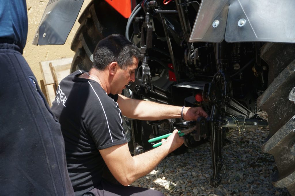 Un ouvrier de la soupe populaire de Novo Brdo fait les derniers réglages avant de tester le nouveau tracteur offert par Solidarité Kosovo.