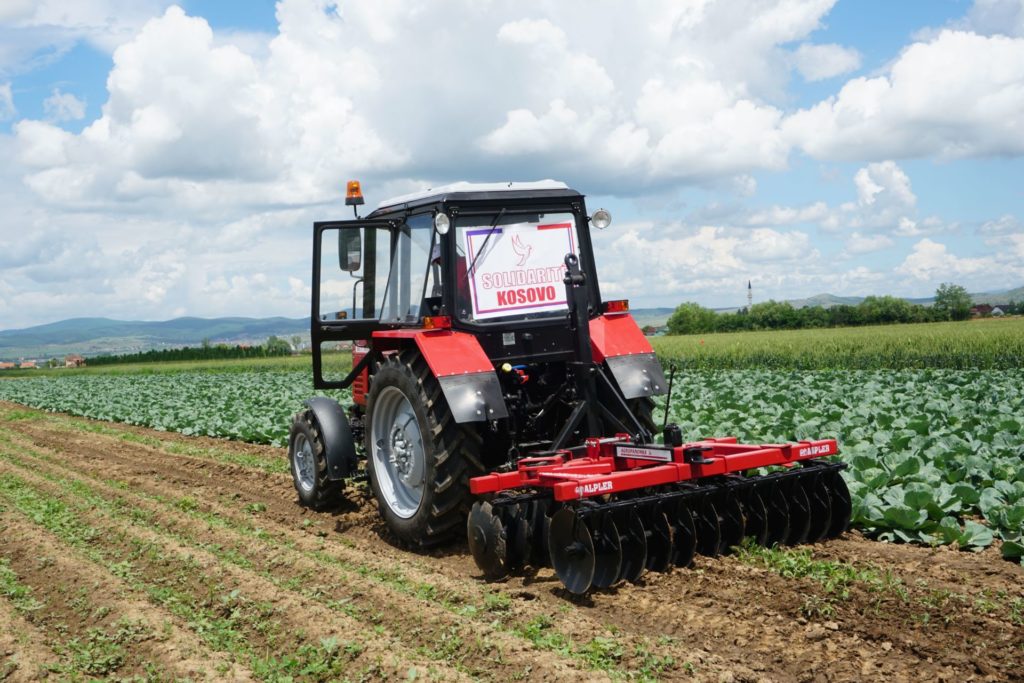 Le tracteur offert par Solidarité Kosovo lors de sa première utilisation dans les champs de la soupe populaire de Novo Brdo.