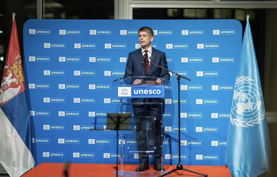 Arnaud Gouillon inaugure à l’UNESCO l’exposition sur les joyaux chrétiens du Kosovo Métochie