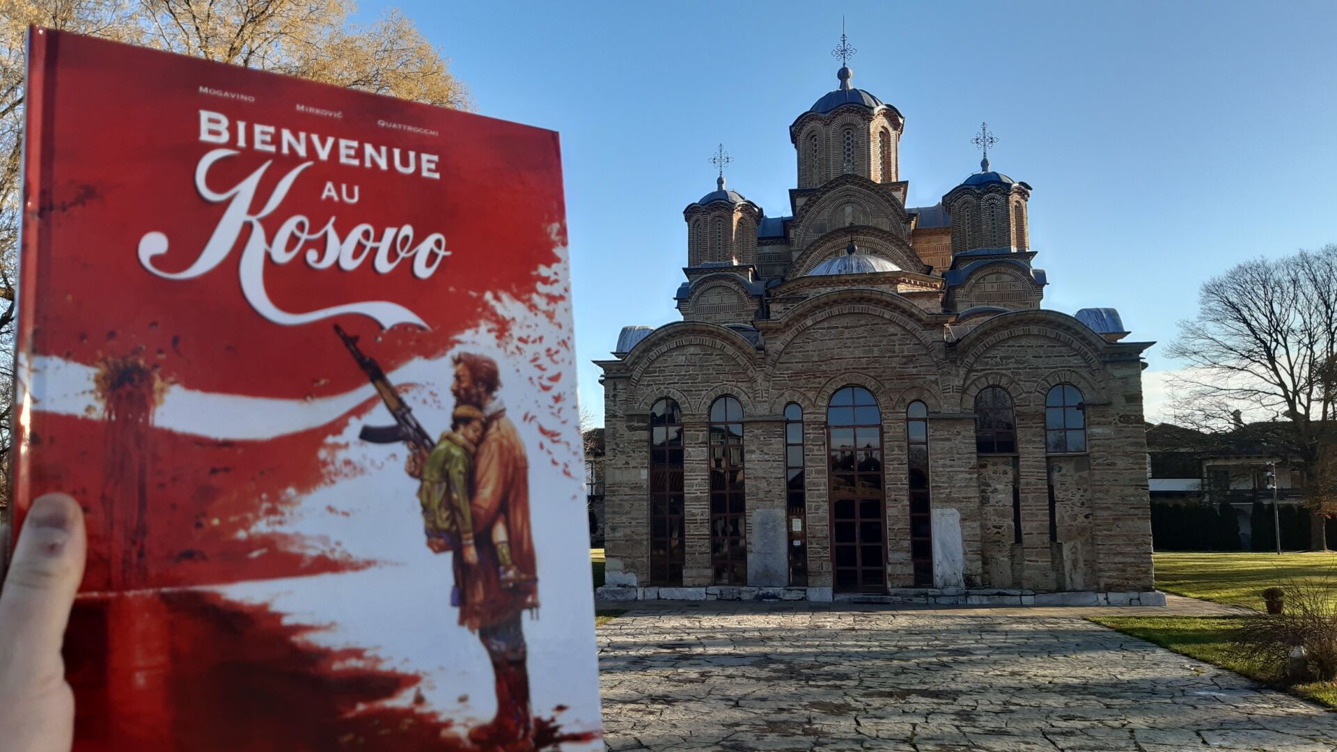 "Bienvenue au Kosovo" traduite en serbe et en italien