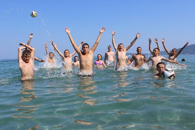 Classe de mer 2015 : Arrivée à Corfou et premières baignades!