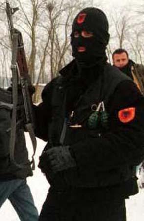 EN METOCHIE UN VÉHICULE DE LA POSTE ATTAQUÉ, UN SERBE BLESSÉ