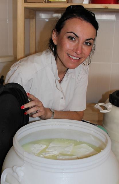 Le premier fromage de la laiterie construite par Solidarité Kosovo