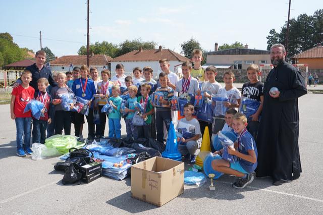 Plusieurs milliers d'euros de matériel livrés aux clubs de sport des enclaves