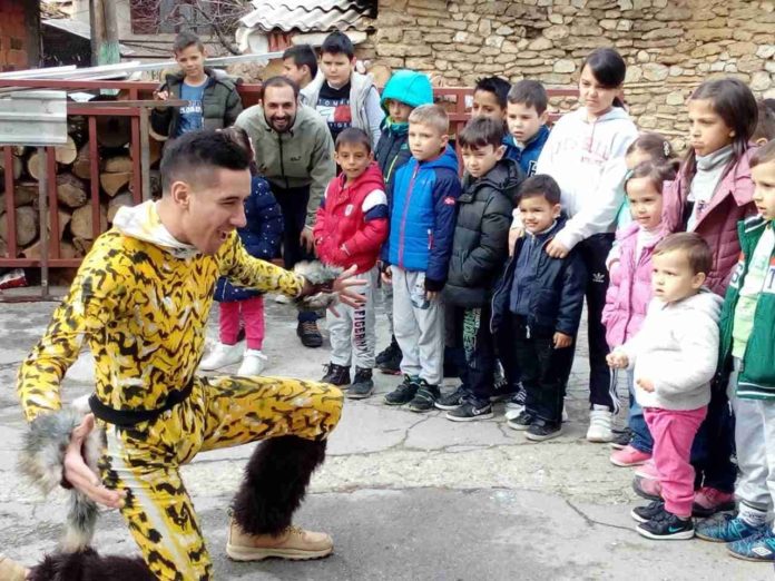 Quand le théâtre se déplace dans les enclaves