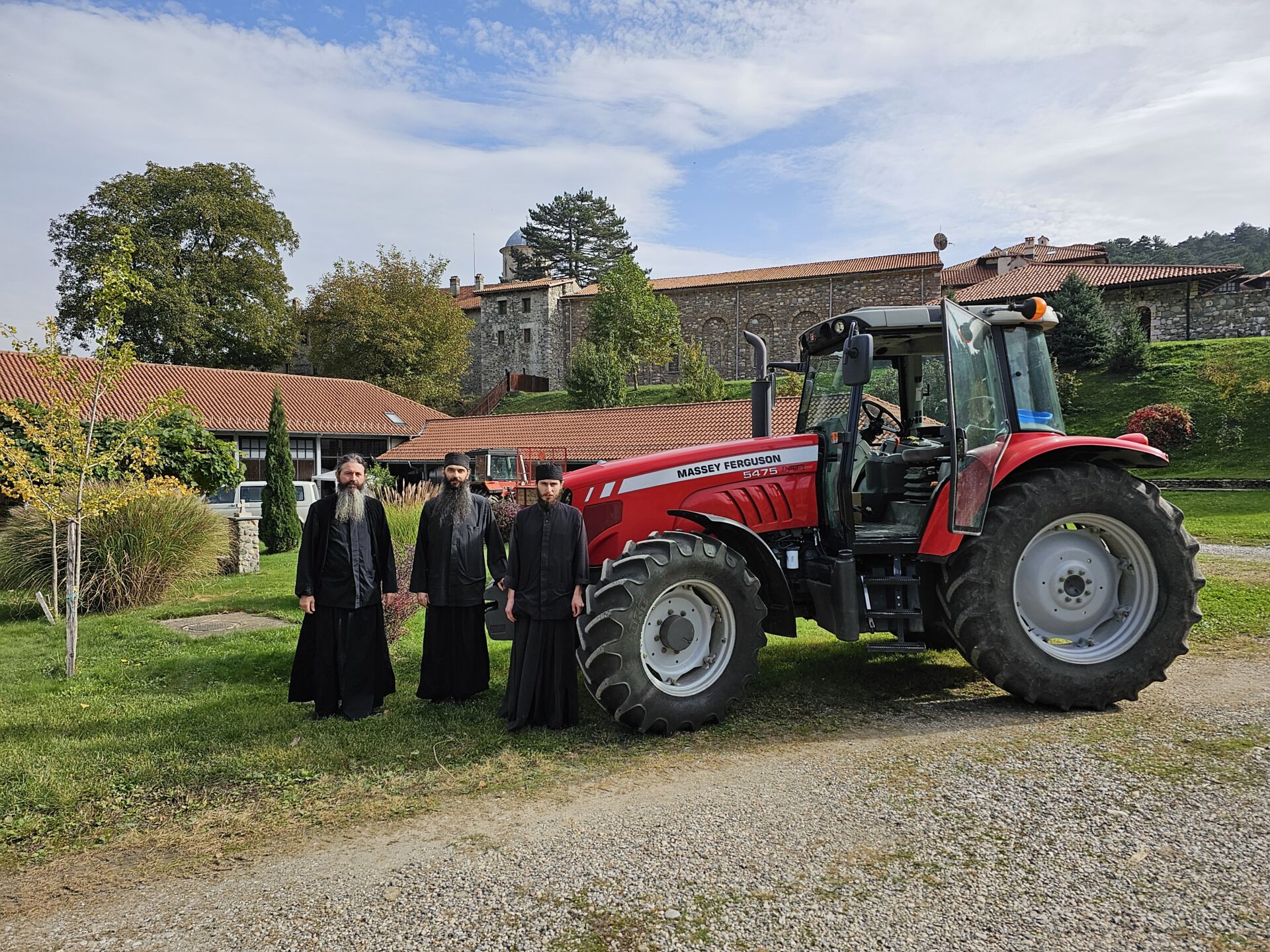 Un nouveau tracteur pour la ferme monastique de Visoki Decani