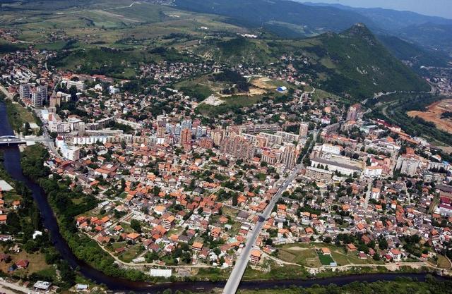 Attentat à Kosovska Mitrovica : un mort, onze blessés !