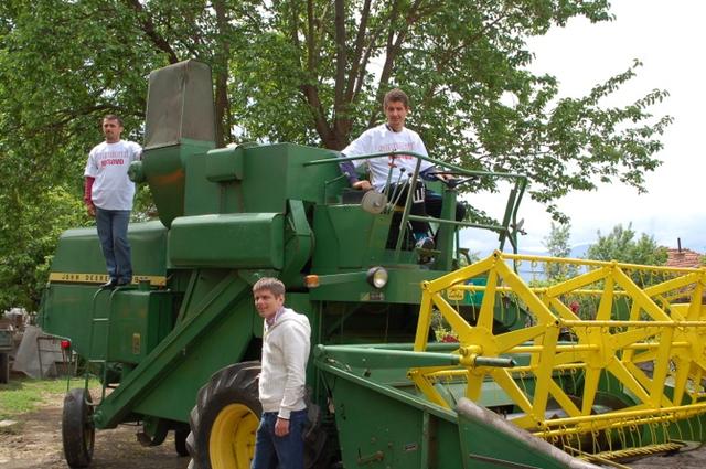 Solidarité Kosovo dote un village d’une moissonneuse-batteuse