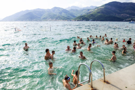 Les enfants au bord de la mer à Tivat, août 2019