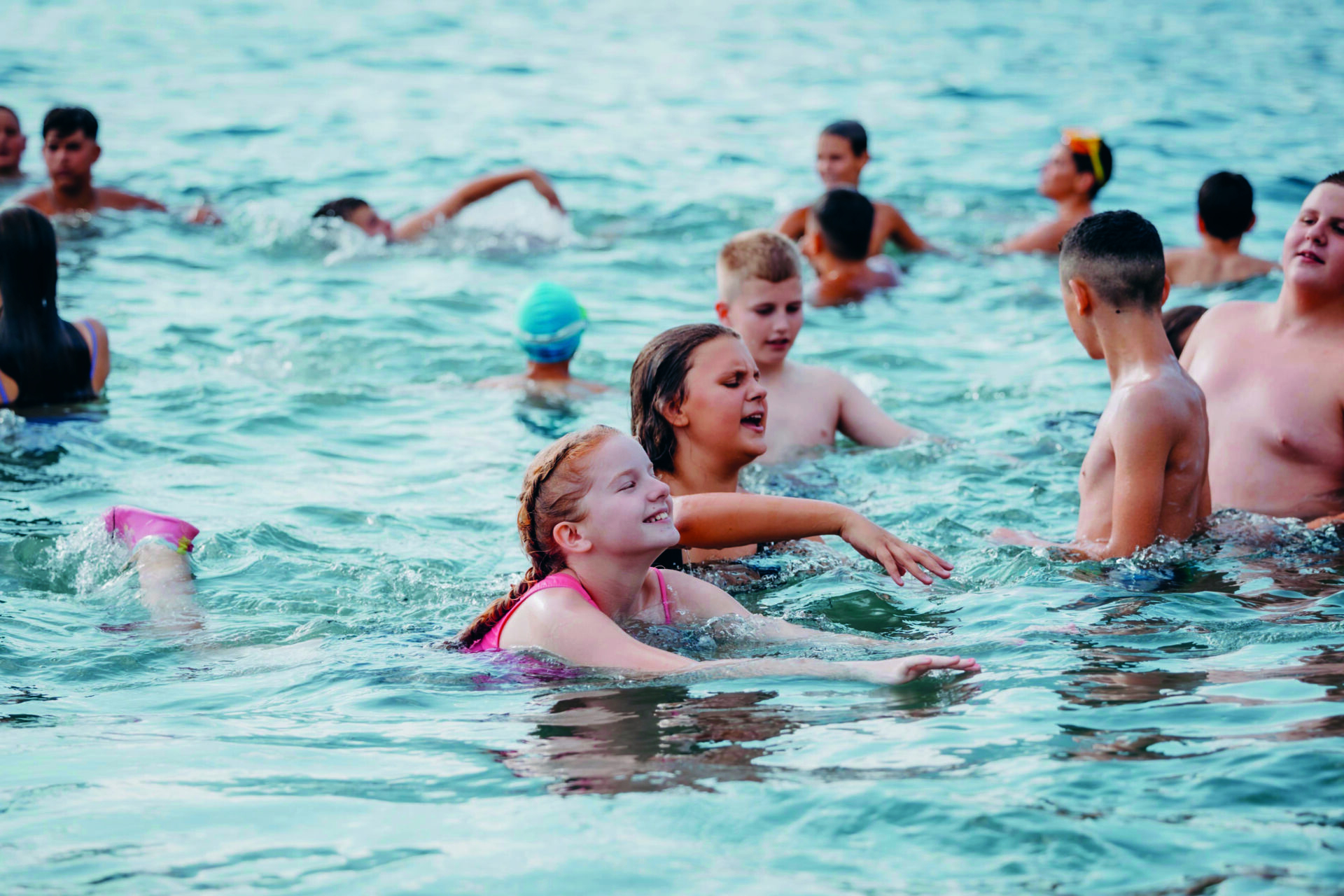 Des petits Serbes les pieds dans l’eau