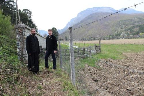 Construction d'un rempart pour protéger le monastère de Visoki Dečani